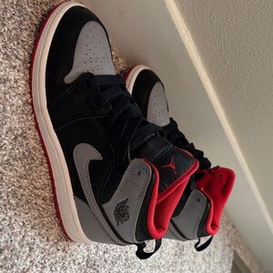 Jordan 1 Mid ALT
Black Fire Red White Cement Grey (PS)